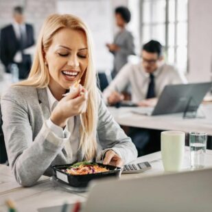Dieta do biura – idealne rozwiązanie dla zabieganych