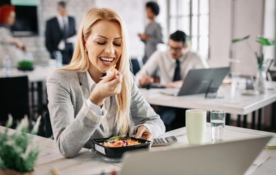 Dieta do biura – idealne rozwiązanie dla zabieganych