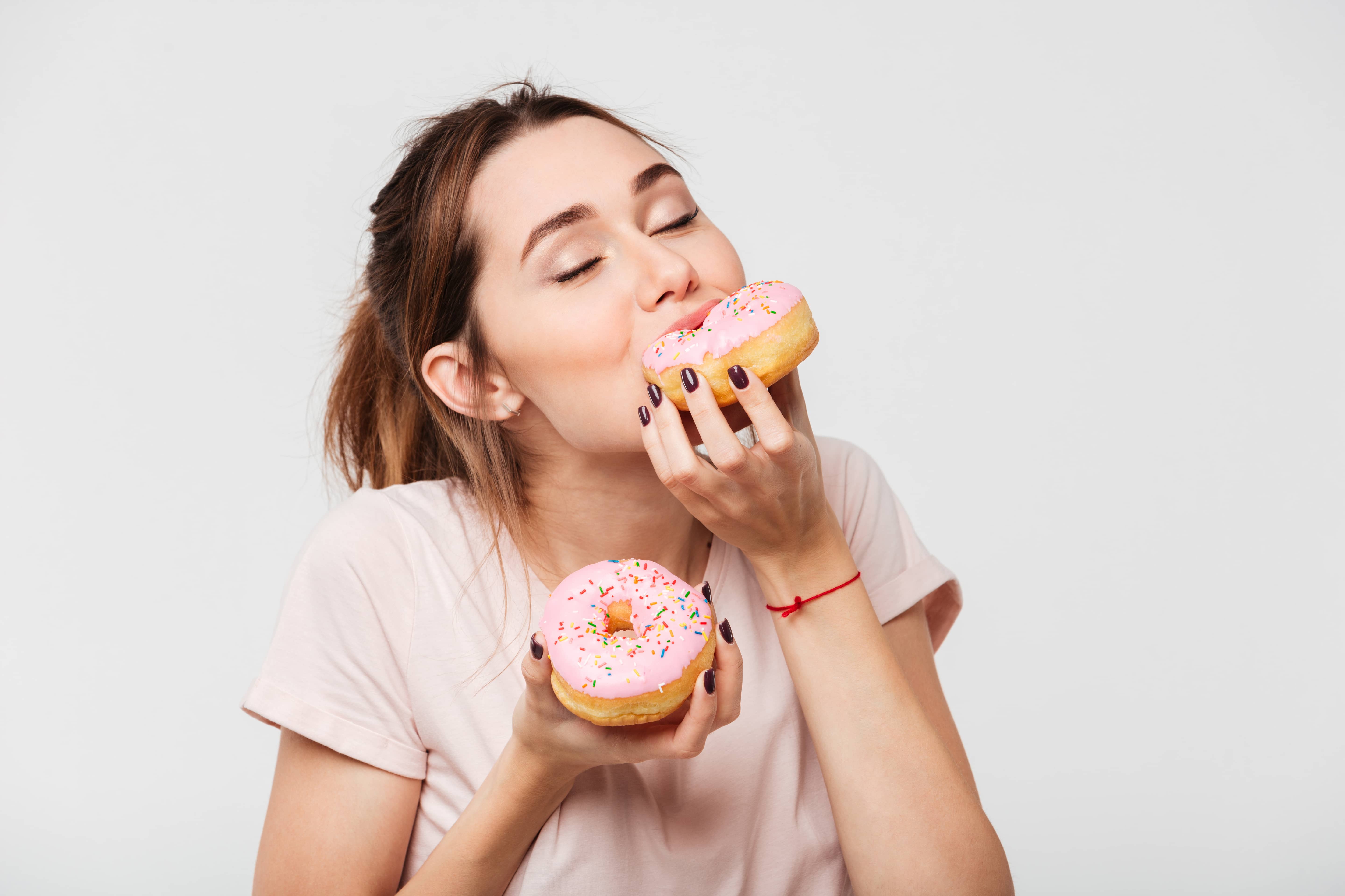 dziewczyna jedząca słodycze na diecie niedobory witamin