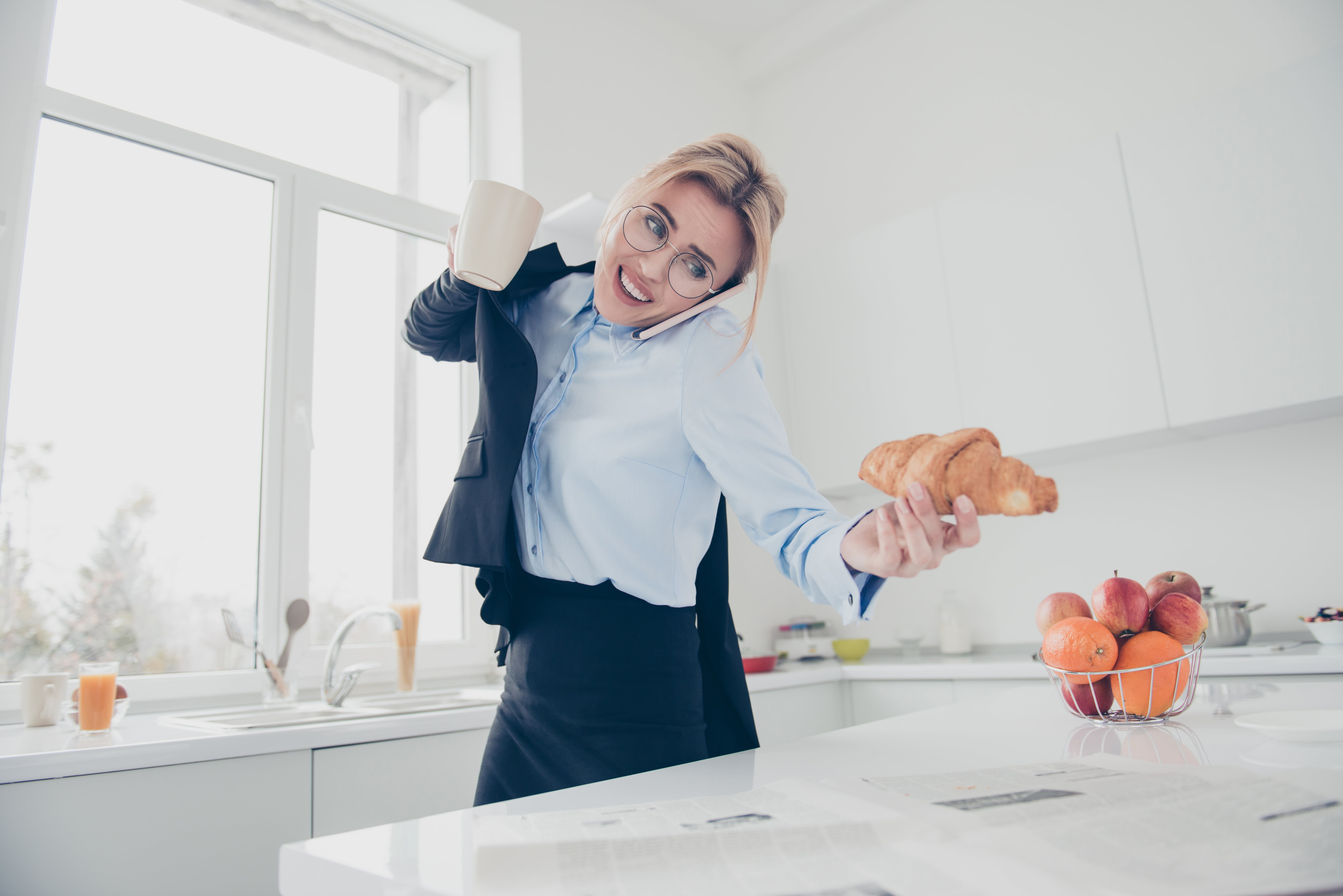 Kobieta jedząca w pośpiechu jako przykład złych nawyków żywieniowych
