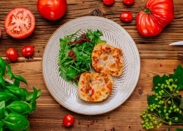 keto bułeczki z mozzarellą, bazylią, rukolą i suszonymi pomidorami