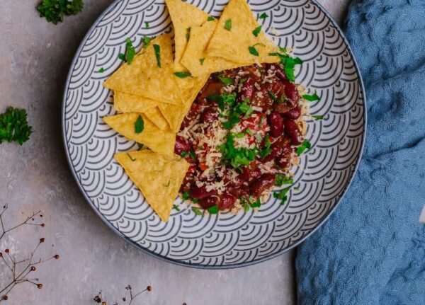 chili con carne z tacosami na talerzu
