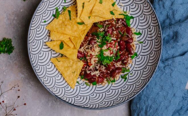 chili con carne z tacosami na talerzu