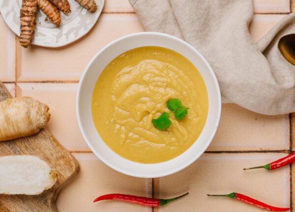 Krem z pieczonej pietruszki z kurkumą i olejem chili