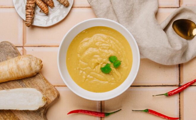 Krem z pieczonej pietruszki z kurkumą i olejem chili