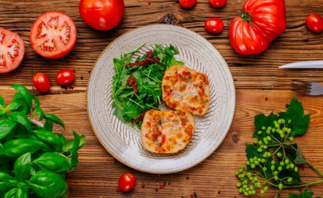 bruschetta z mozzarellą, bazylią, rukolą i suszonymi pomidorami