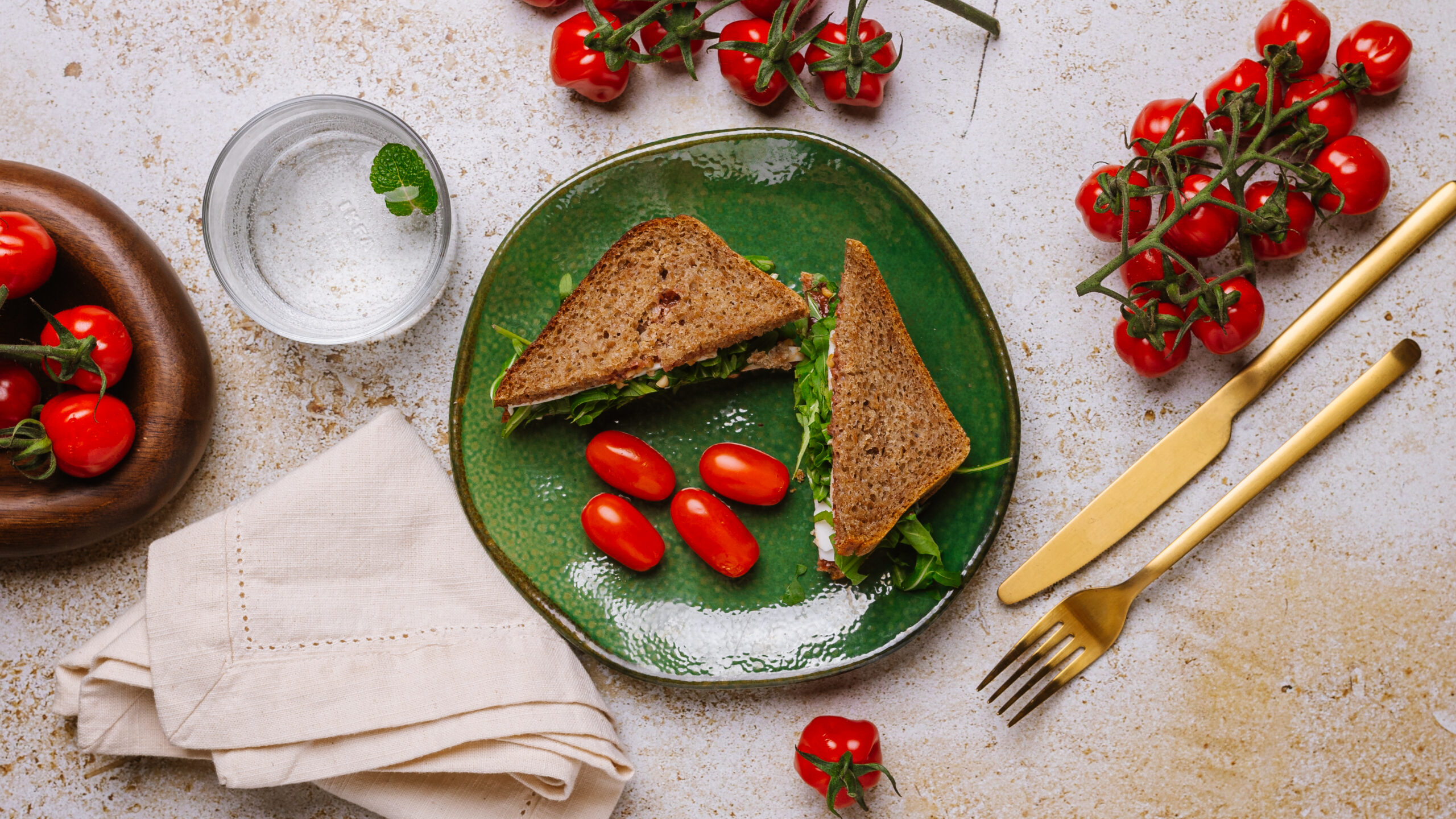 Kanapka razowa ze śliwkowym chutneyem, serem kozim i orzechami laskowymi