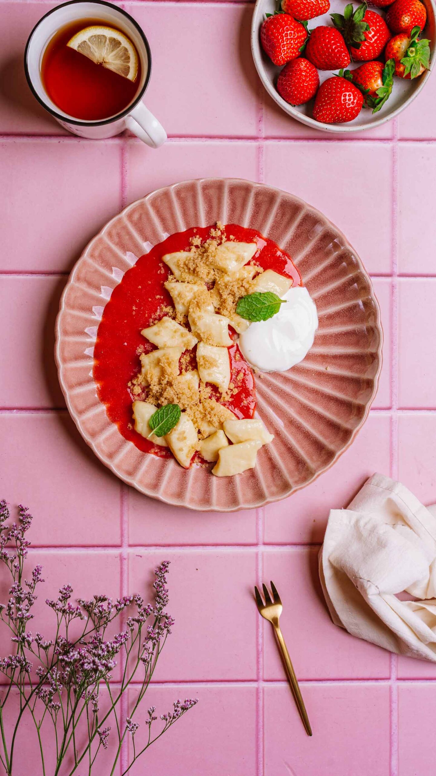 Leniwe z sosem truskawkowym, bułką tartą i kwaśną śmietaną