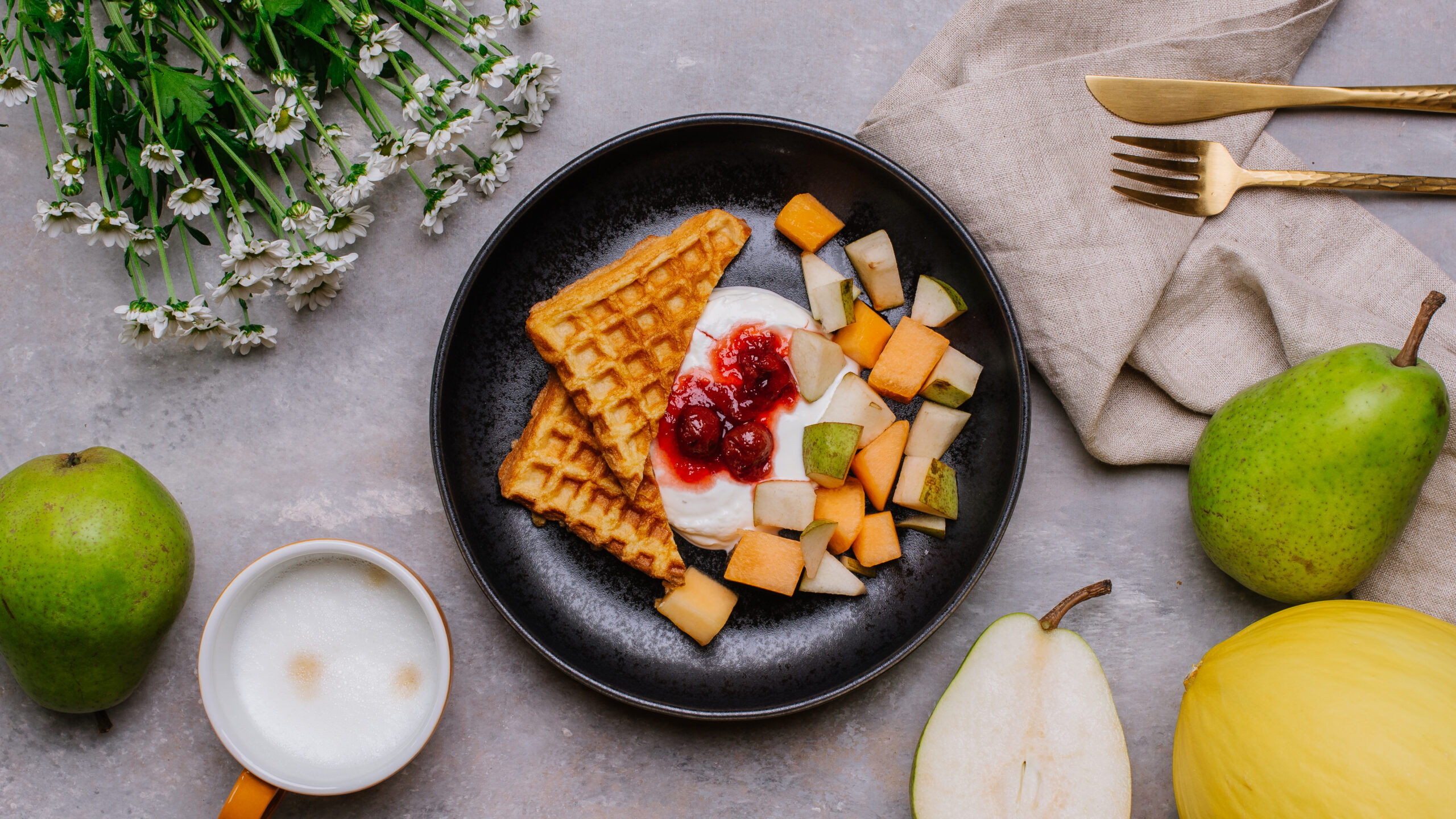 Gofry z chałki, twarożek z konfiturą wiśniową, melon, gruszka