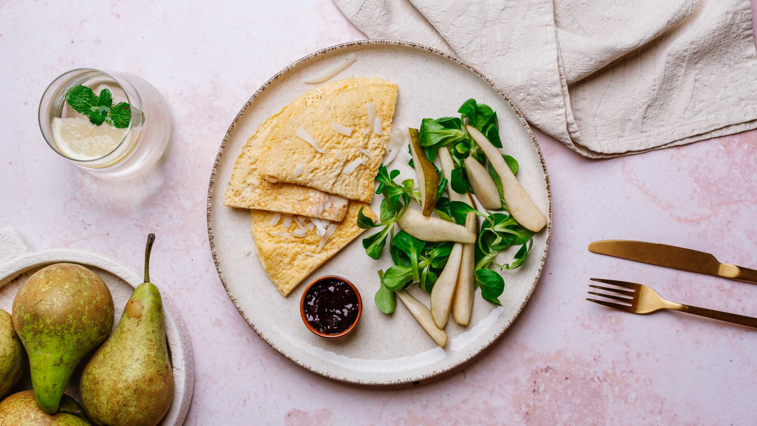 Omlet z kozim serem, chutney porzeczkowy bez cukru, gruszka z roszponką