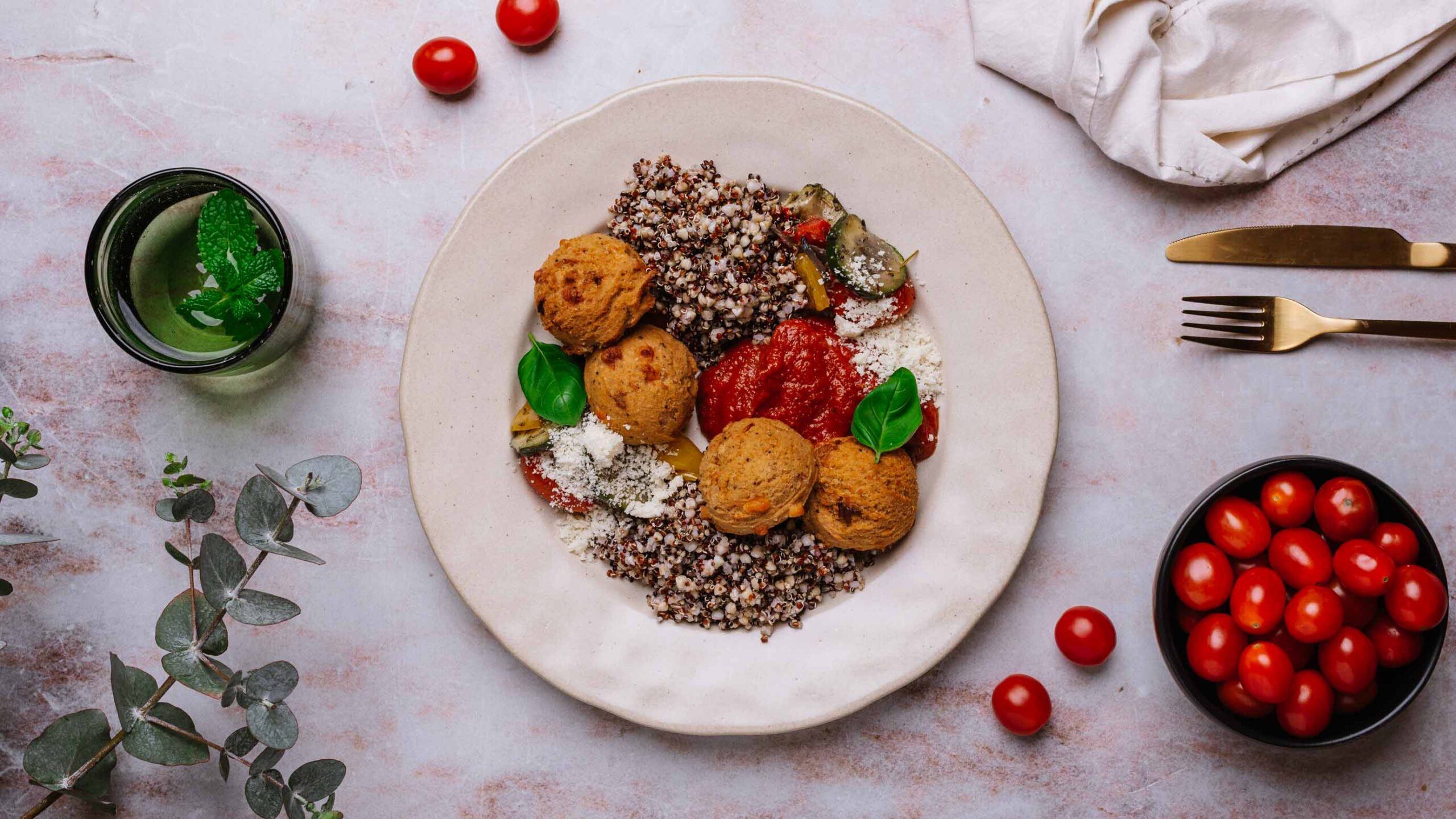 pulpeciki z tofu w sosie pomidorowym z parmezanem