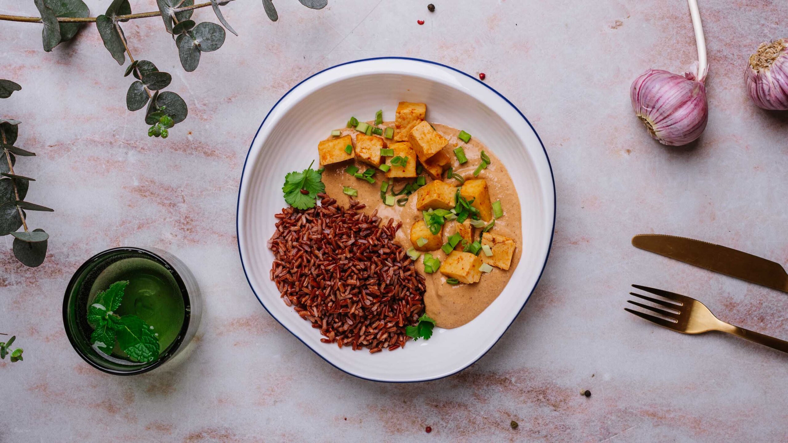 Ser Paneer w indyjskim sosie, ryż czerwony