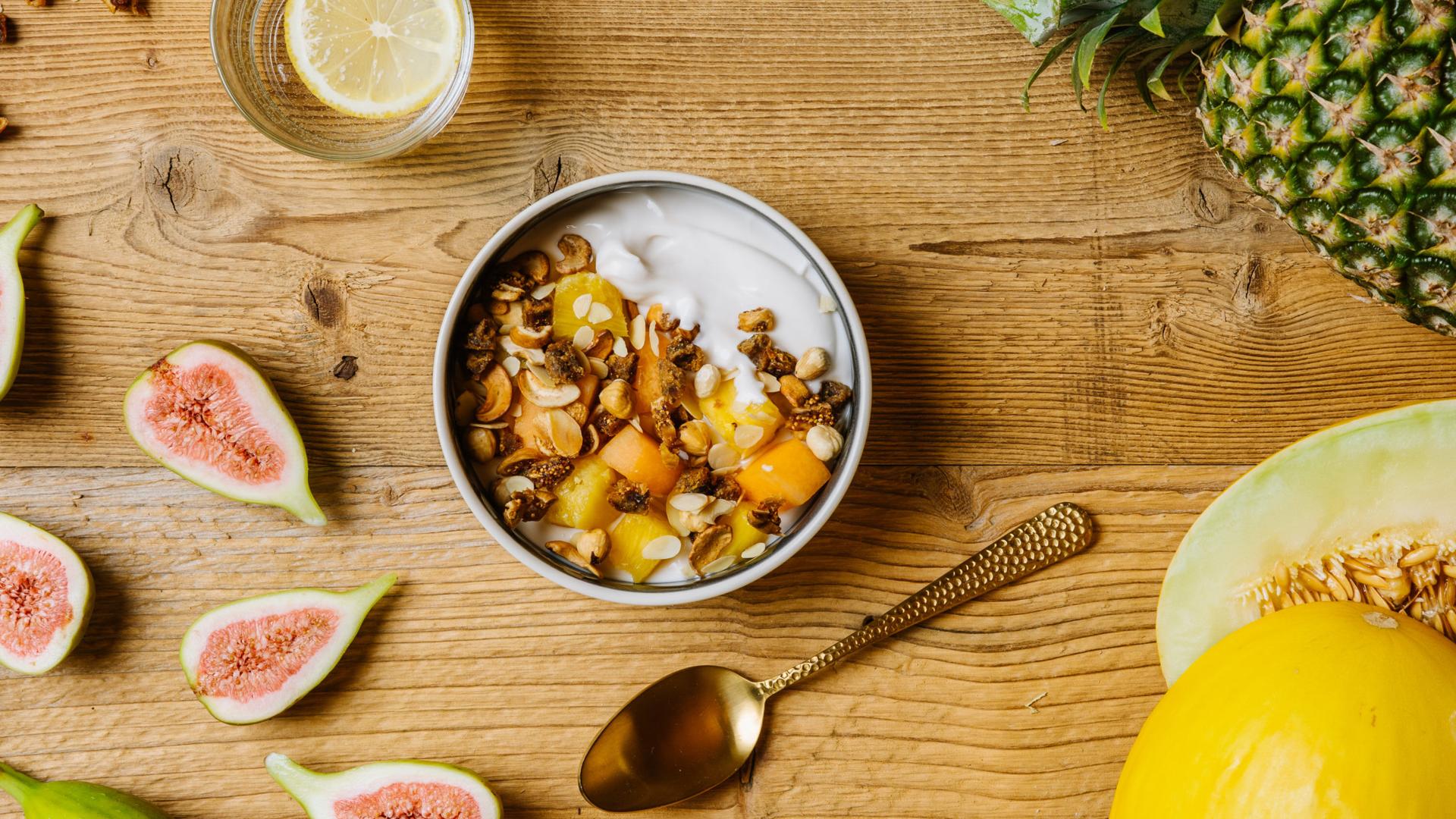 granola z kogurtem i figami