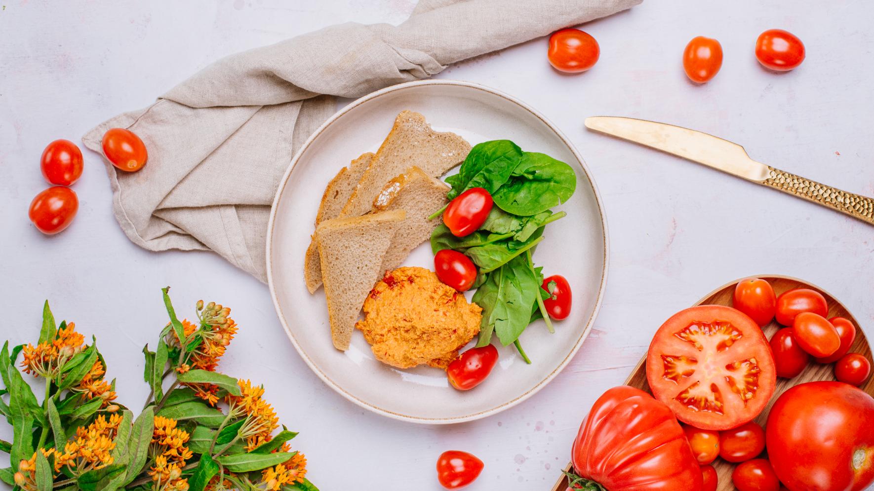 Słonecznikowa pasta pomidorowo-paprykowa, chleb żytni razowy, szpinak baby z pomidorkami