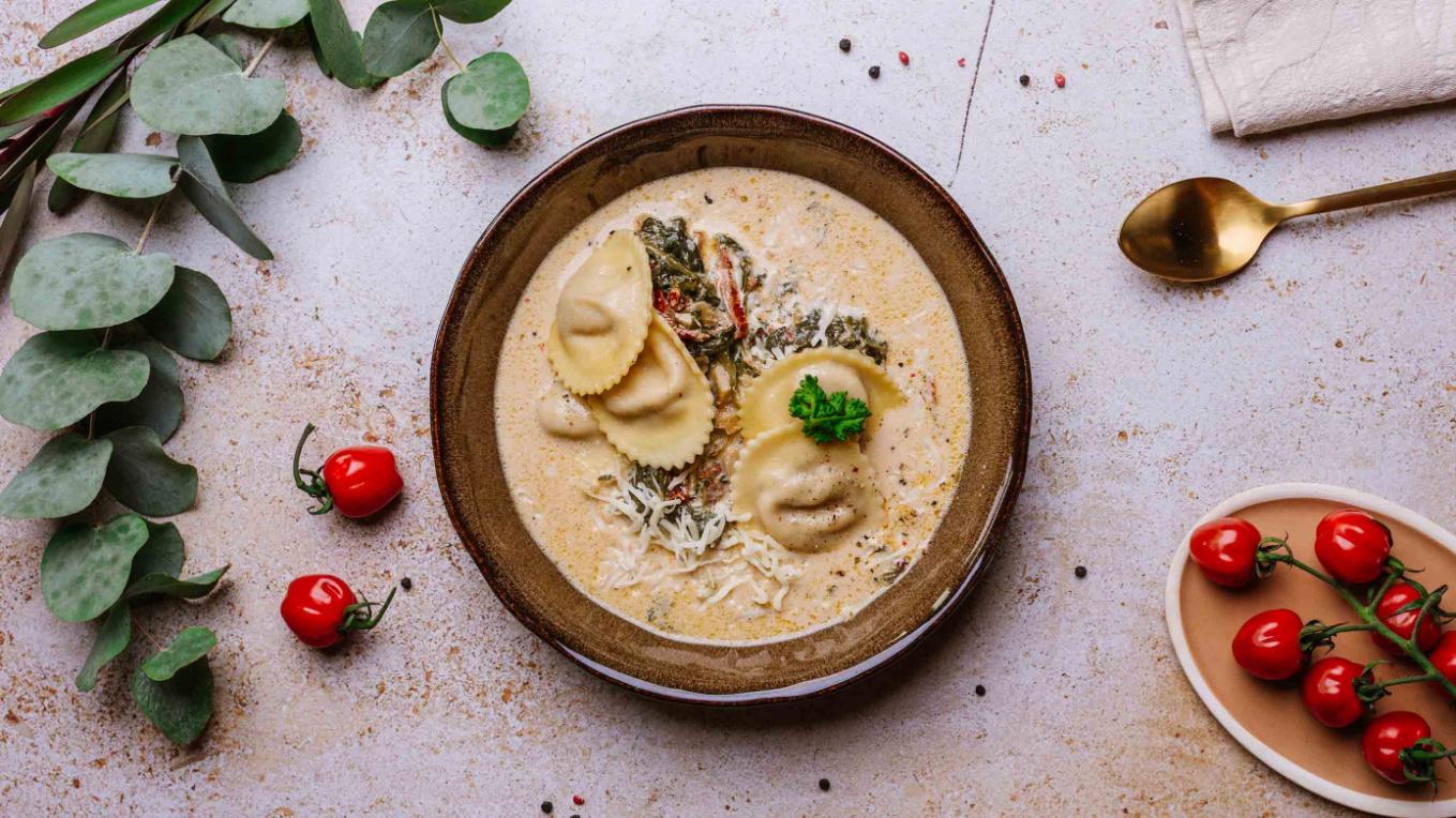 Zupa toskańska z tortellini z pomidorami i mozzarellą