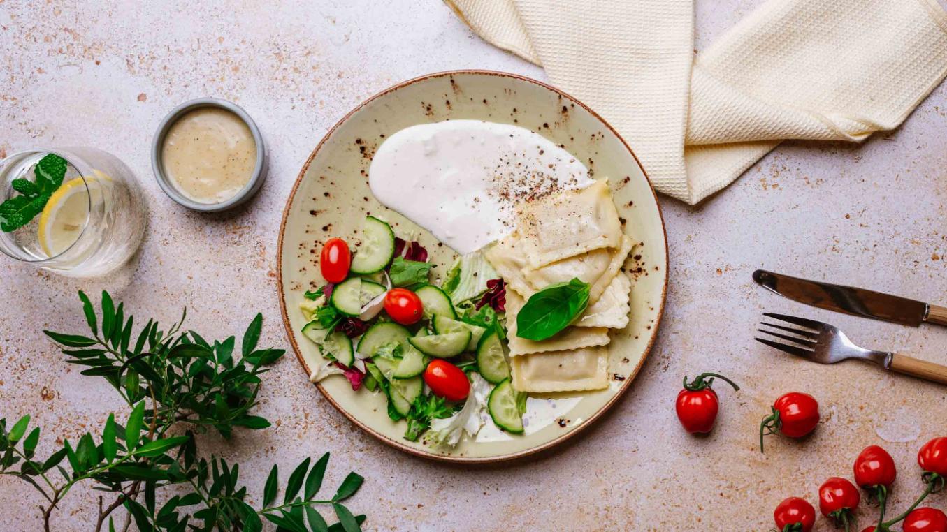 Ravioli z borowikami w sosie śmietanowym z Grana Padano, sałatka z winegretem