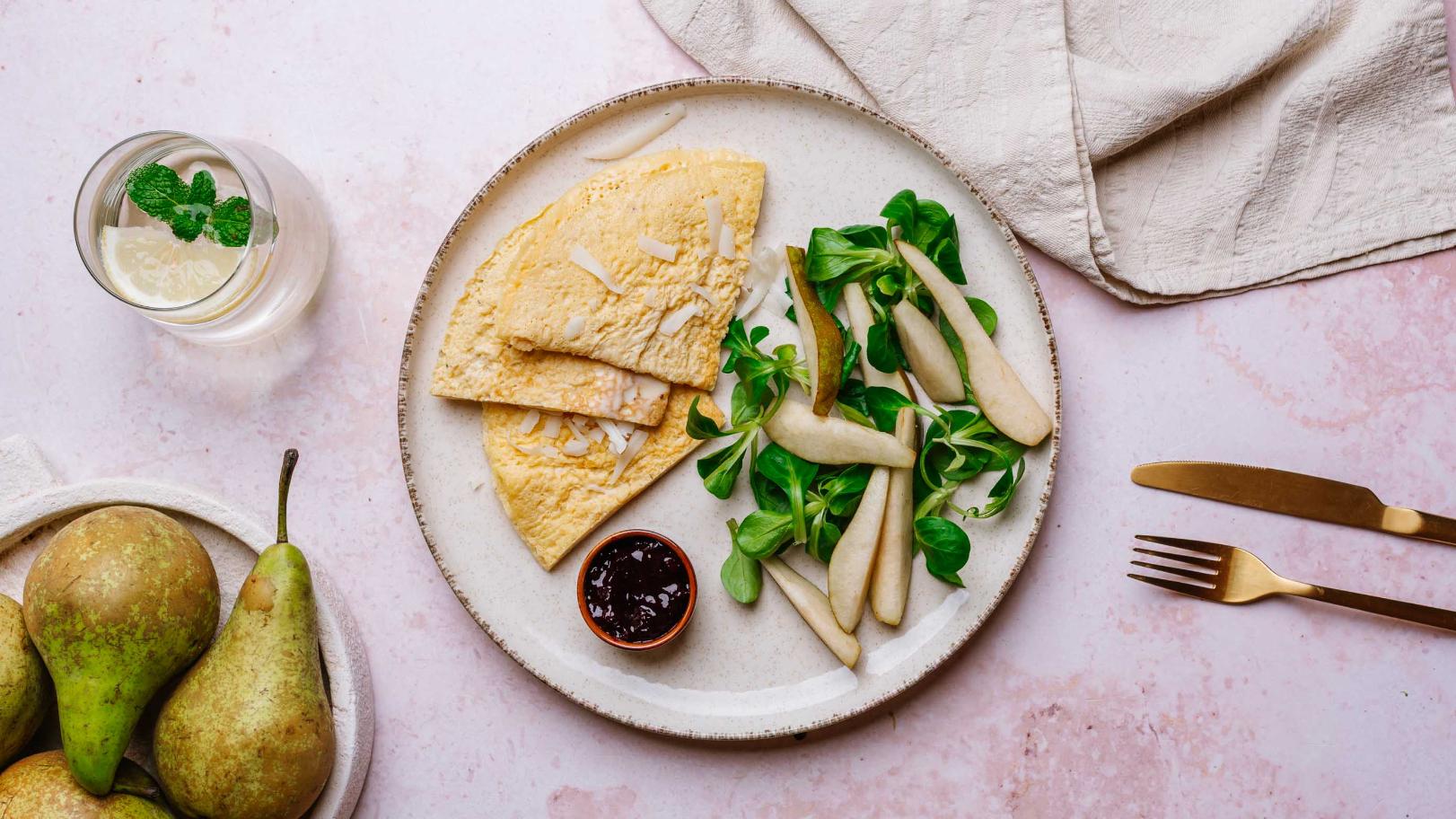 Omlet z kozim serem, chutney porzeczkowy bez cukru, gruszka z roszponka